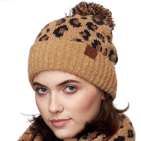 ❄️ NWT C.C Leopard Print Pom Pom Beanie & Touchscreen Gloves ❄️ - Picture 3 of 5